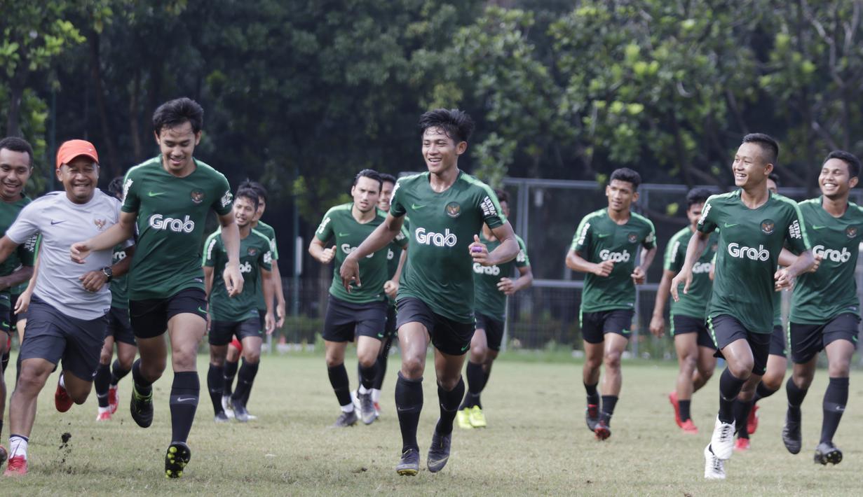 Para pemain Timnas Indonesia U-23 berlari saat latihan di Lapangan ABC, Jakarta, Kamis (14/3). Latihan ini merupakan persiapan jelang Kualifikasi Piala AFC U-23. (Bola.com/Vitalis Yogi Trisna)