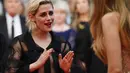 Kristen Stewart tak segan memamerkan kemesraannya dengan Alica Cargile ketika berada di red carpet. (AFP/Bintang.com)