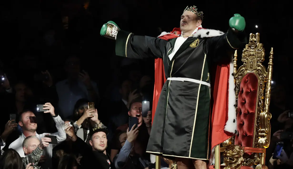 Petinju Inggris Tyson Fury bersiap bertanding melawan petinju AS Deontay Wilder pada pertandingan tinju kelas berat WBC di Las Vegas (23/2/2020). (AP Photo/Isaac Brekken)