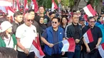 Ketua Umum PSSI, Erick Thohir (tengah), didampingi Wali Kota Surabaya, Eri Cahyadi (dua kanan) saat mengikuti pawai yang dilakukan mulai area Siola menuju Balai Pemuda Surabaya dalam rangkaian acara Trophy Experience Piala Dunia U-17 2023 di Surabaya, Minggu (29/10/2023). (Bola.com/Aditya Wany)