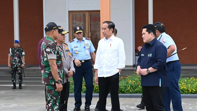 Menteri BUMN Erick Thohir mendampingi Presiden Jokowi melakukan kunjungan ke Makassar