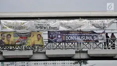 Spanduk dukungan Prabowo-Sandiaga yang terbuat dari karung bekas terlihat di JPO kawasan Jakarta, Selasa (9/4). Berbeda dengan spanduk pada umumnya, Spanduk Rakyat merupakan karung bekas yang dibuat oleh pendukung Prabowo-Sandiaga yang ditulis dengan cat atau spidol. (merdeka.com/Iqbal S. Nugroho)