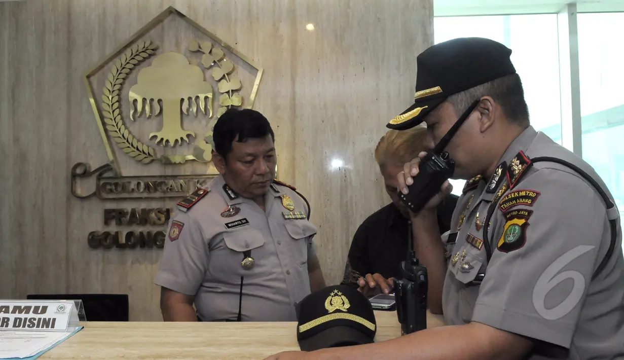 Pihak kepolisian tampak mengamankan ruang Fraksi Partai Golkar, Jakarta, Jum'at (27/3/2015). (Liputan6.com/Andrian M Tunay)