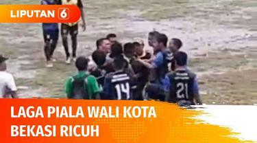 Pertandingan sepak bola antara Bantar Gebang dengan Rawa Lumbu dalam Laga Piala Wali Kota Bekasi ini berakhir ricuh. Adu jotos terjadi diduga karena salah seorang pemain bermain kasar.