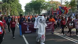 Maskot Piala Dunia 2022, La'eeb bersama tim dari EMTEK melakukan pawai saat acara CFD (Car Free Day) di Surabaya, Sabtu (20/11/2022). (Dok. SCM)