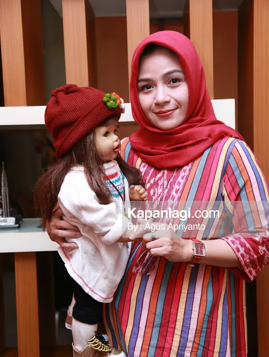 Ria Enes dan Boneka Susan (Agus Apriyanto/© KapanLagi.com)