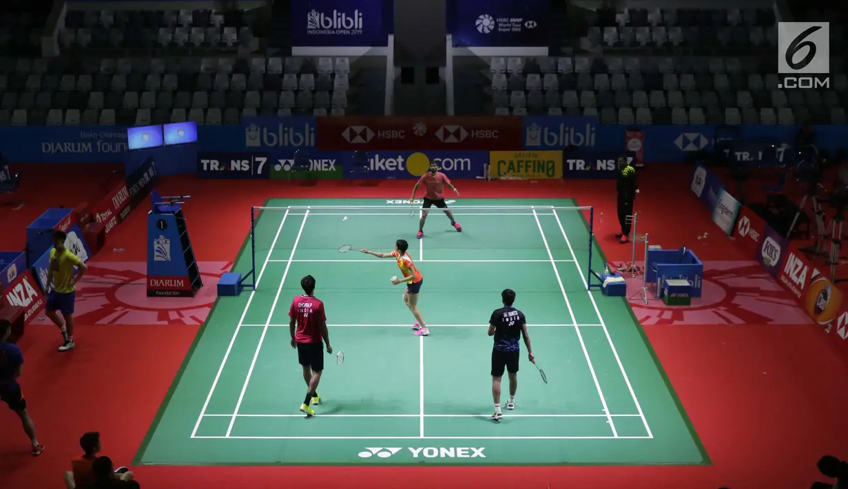 Sejumlah pebulutangkis India melakukan latihan uji lapangan jelang pelaksanaan turnamen Indonesia Open 2019 di Istora Senayan, Jakarta, Senin (15/7/2019). Indonesia Open 2019 akan dihelat pada 16-21 Juli 2019. (Liputan6.com/Helmi Fithriansyah)