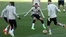 Penyerang Paris Saint-Germain (PSG) #07 Kylian Mbappe (tengah) menghadiri sesi latihan menjelang leg kedua perempat final Liga Champions 2023/2024, di Stadion Olimpic Lluis Companys, Barcelona, Senin (15/4/2024). (FRANCK FIFE / AFP)
