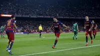 Striker Barcelona Luis Suarez bersama rekan setimnya, Neymar, merayakan gol keduanya ke gawang Eibar dalam lanjutan La Liga Spanyol di Camp Nou, Senin (26/10/2015). (Liputan6.com//REUTERS/Albert Gea)