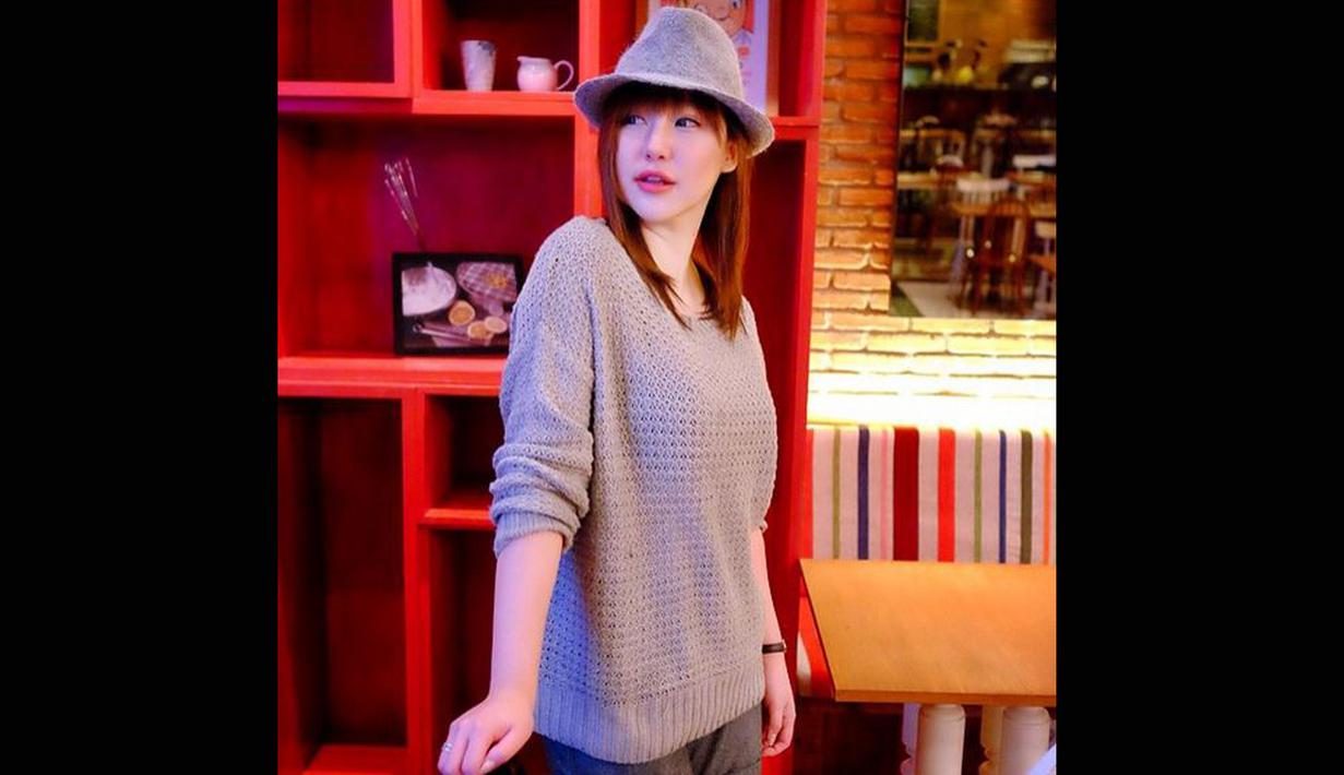 Banyak yang menyangka Aelke Mariska berasal dari Jepang. Selain matanya yang sipit, kulitnya putih, bintang iklan minuman itu juga menguasai bahasa Jepang. (instagram.com/aelke)