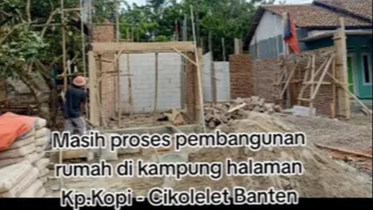 Dalam unggahannya yang sama, Fitri juga memperlihatkan rumah di kampung halamannya yang sedang dalam proses pembangunan.&nbsp;<br>