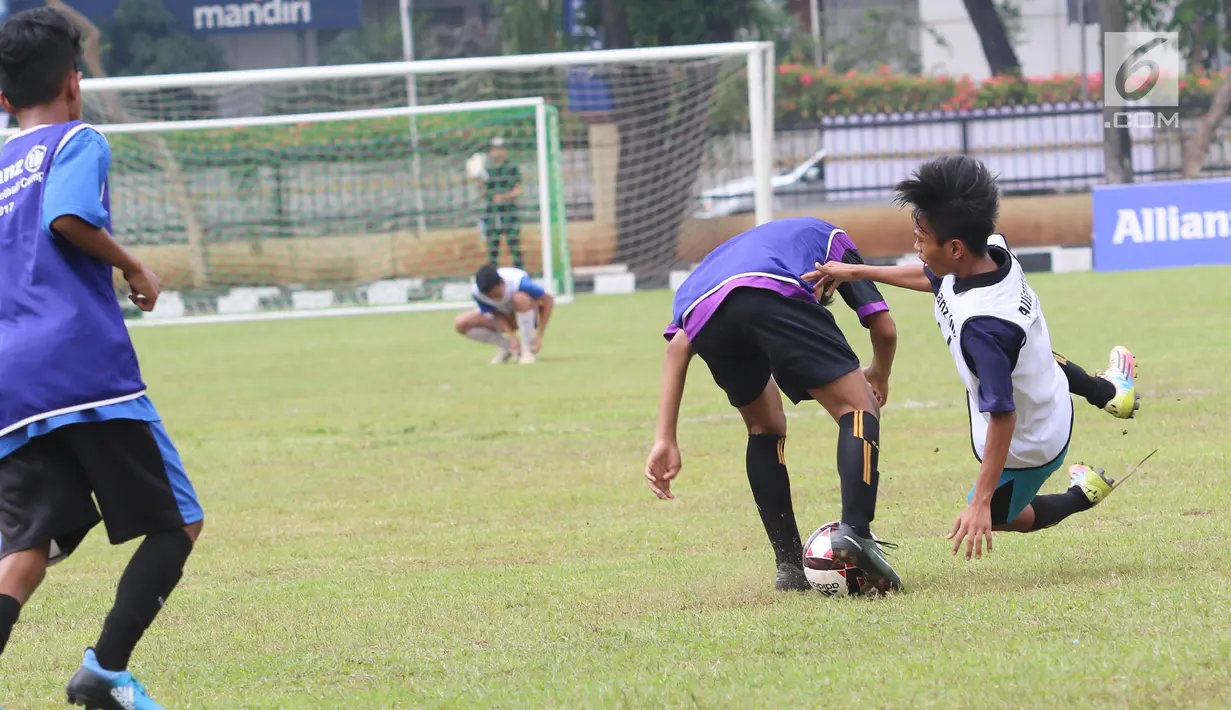 Para remaja bermain sepak bola dalam ajang pencarian bakat Allianz Junior Football Camp  di Lapangan Bhayangkara, Jakarta, Sabtu (8/7). Dua peserta akan dipilih untuk mengikuti Munich Camp di Jerman pada bulan Agustus 2017. (Liputan6.com/Fery Pradolo)