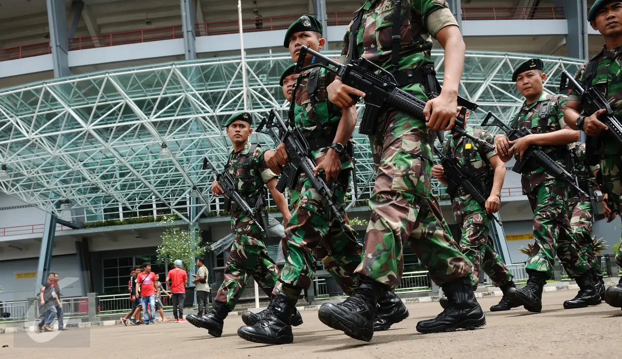 Personil TNI AD bersenjata lengkap berpatroli jelang Laga Final Piala Jenderal Sudirman di Stadion GBK Jakarta, Minggu (24/1/2016). 10.464 personil gabungan siap menjaga laga antara Semen Padang vs Mitra Kukar. (Liputan6.com/Helmi Fithriansyah)