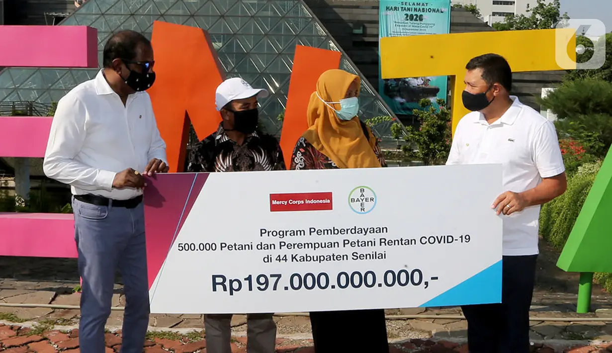 Presiden Direktur Bayer Indonesia Angel Michael Evangelista dan Direktur Mohan Babu berbincang dengan dua perwakilan petani penerima manfaat pada Hari Tani Nasional 2020 di Jakarta, Kamis (24/9/2020). Bayer Indonesia meluncurkan program pemberdayaan Better Life Farming. (Liputan6.com/Pool)