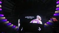 Foto Kobe Bryant ditampilkan pada layar video di Madison Square Garden selama mengheningkan cipta sesaat sebelumnya dimulainya laga bola basket NBA di New York, Minggu (26/1/2020). Bryant meninggal dalam kecelakaan helikopter. (AP Photo/Kathy Willens)