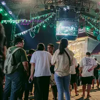 Penonton menyaksikan pertunjukan musik pada hari pertama Synchronize Fest 2022 di Gambir Expo, Kemayoran, Jakarta, Jumat (7/10/2022). Festival musik bergengsi Synchronize Fest 2022 kembali berjalan secara offline selama tiga hari mulai 7, 8, dan 9 Oktober 2022 di Gambir Expo. (Liputan6.com/Faizal Fanani)
