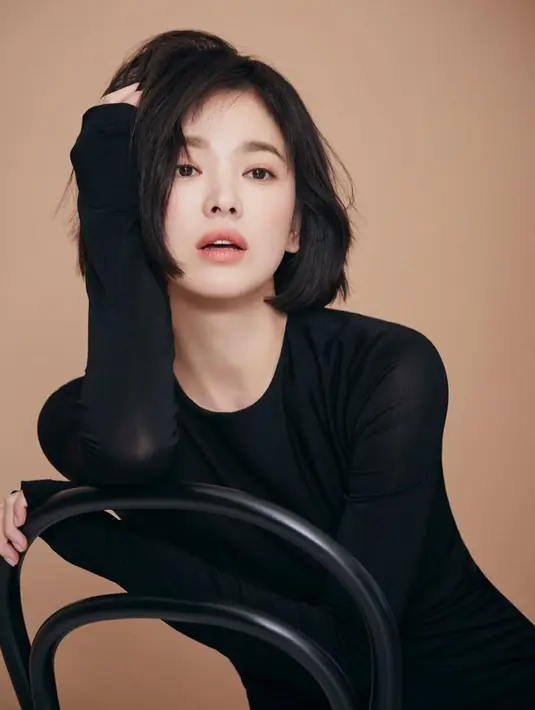 “Aku begitu senang saat perhiasan bisa mengubah penampilan seseorang. Bagiku, perhiasan juga memiliki kekuatan terhadap mengubah mood kamu. Contoh, memakai beberapa cincin dan gelang bertumpuk, kamu akan terlihat lebih ceria dan chic,” ujar Song Hye Kyo. (Instagram/kyo1122)