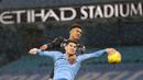 Bek Manchester City, John Stones, berebut bola dengan striker Aston Villa, Ollie Watkins, pada laga lanjutan Liga Inggris di Etihad Stadium, Kamis (21/1/2021) dini hari WIB. Manchester City menang 2-0 atas Aston Villa. (AFP/Clive Brunskill/pool)