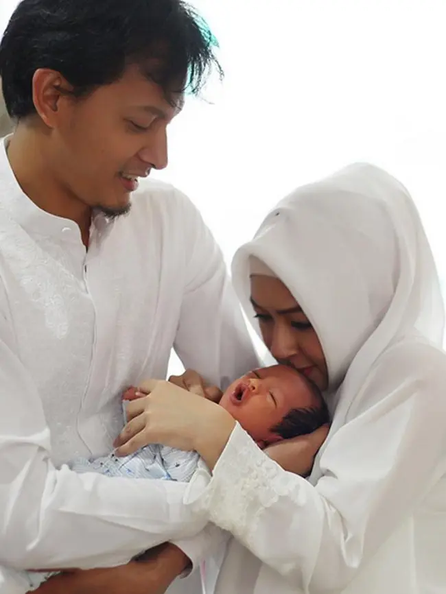 Kehidupan Fedi Nuril dan Vanny Widyasasti semakin berbahagia setelah kelahiran anak pertama mereka yang berjenis kelamin laki-laki. Hasan Fadilah Nuril, lahir pada 9 Desember 2016, dan kini usianya sudah memasuki 9 bulan. (Instagram/fedinuril)