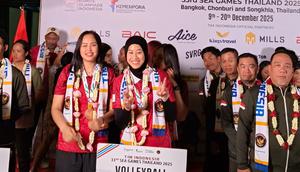 Megawati Hangestri (jilbab hitam) saat tiba di Bandara Internasional Soekarno–Hatta, Tanggerang, Selasa (16/12/2025) malam WIB, setelah membela Timnas Voli Putri Indonesia. Megawati ikut membantu Indonesia meraih medali perunggu di SEA Games 2025. (dok. PBVSI)