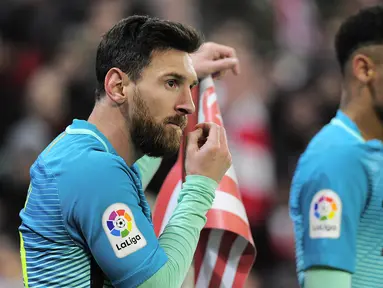 Bintang Barcelona, Lionel Messi, tampak kecewa usai kalah dari Athletic Bilbao pada laga Copa del Rey di Stadion San Memes, Spanyol, Kamis (5/1/2017). Barcelona kalah 1-2 dari Bilbao. (AFP/Ander Gillenea)