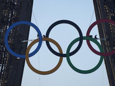 Cincin Olimpiade terlihat di Menara Eiffel, Paris pada Jumat (7/6/2024). (AP Photo/Michel Euler)