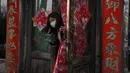 Seorang pelanggan pergi dari restoran yang populer dengan kue pangsitnya selama hari titik balik matahari musim dingin di Beijing, China, Selasa (21/12/2021). Pangsit adalah makanan festival selama hari titik balik matahari musim dingin. (AP Photo/Ng Han Guan)