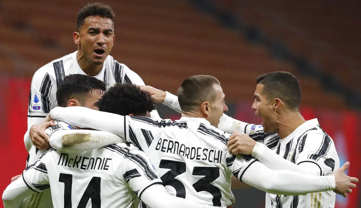 Para pemain Juventus merayakan gol yang dicetak oleh Weston McKennie ke gawang AC Milan pada laga Liga Italia di Stadion San Siro, Rabu (6/1/2021). Juventus menang dengan skor 3-1. (AP/Antonio Calanni)
