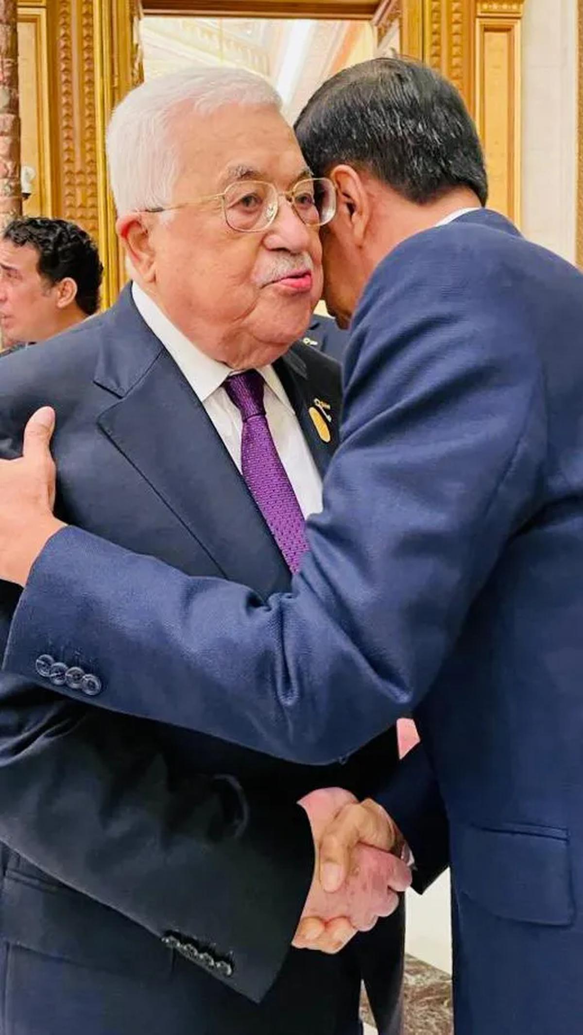 "Terima kasih atas bantuan kemanusiaan Indonesia untuk warga Palestina di Gaza," ucap Abbas.