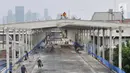 Aktivitas pekerja saat menyelesaikan pembangunan Skybridge Tanah Abang, Jakarta, Minggu (14/10). Skybridge Tanah Abang  memiliki panjang 386 meter dengan lebar 12,6 meter. (Merdeka.com/Iqbal Nugroho)
