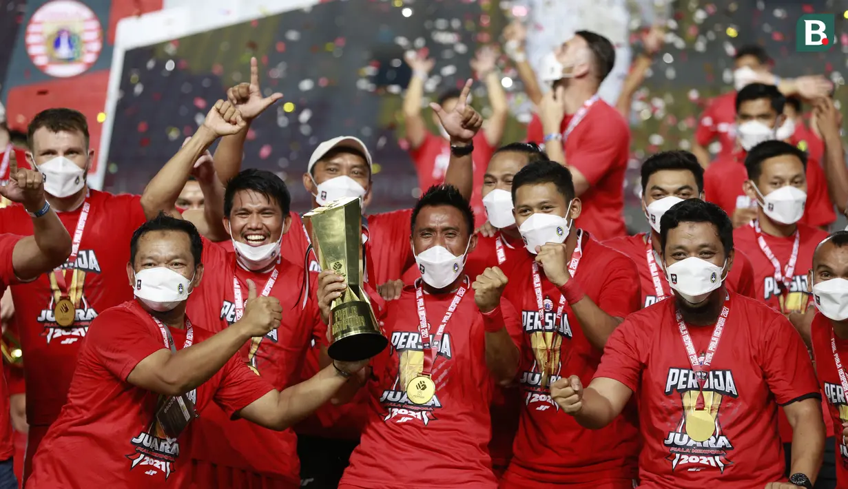 Pemain Persija Jakarta melakukan selebrasi dengan mengangkat trofi usai menjuarai Piala Menpora 2021 di Stadion Manahan, Solo, Minggu (25/4/2021). (Bola.com/M Iqbal Ichsan)