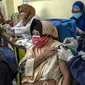 Warga menerima dosis vaksin booster COVID-19 Pfizer di Surabaya, Jawa Timur, Kamis (13/1/2022). (JUNI KRISWANTO/AFP)