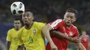 Pemain Brasil, Gabriel Jesus (kiri) berebut bola dengan pemain Serbia, Nemanja Matic pada laga grup E Piala Dunia 2018 di Spartak Stadium, Moskow, Rusia, (27/6/2018). Brasil menang 2-0. (AP/Matthias Schrader)