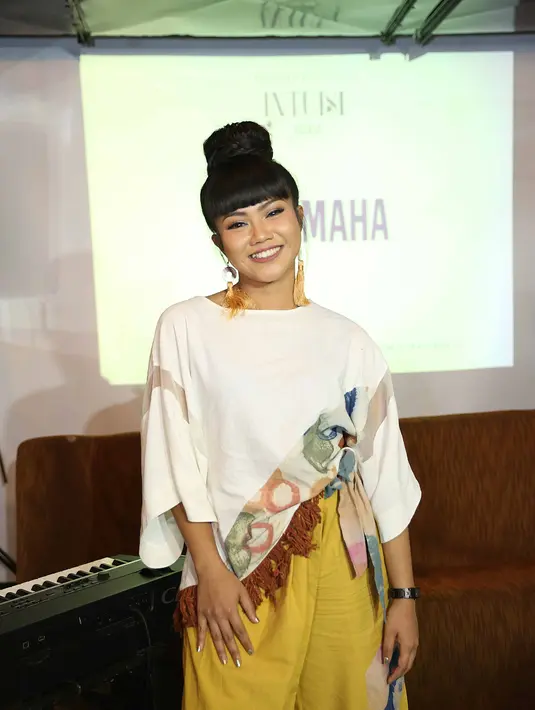 "Reza tuh main film saja pilih-pilih. Jadi sebuah kebanggan dan kehormatan untuk Yura bahwa seorang Reza Rahadian mau kolaborasi dalam projek ini," ungkap Yura Yunita. (Nurwahyunan/Bintang.com)