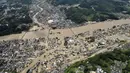Banjir luapan Sungai Kuma merendam kawasan Hitoyoshi, Prefektur Kumamoto, Jepang, Sabtu (4/7/2020). Hujan deras memicu banjir dan tanah longsor di sejumlah wilayah Jepang. (Kyodo News via AP)