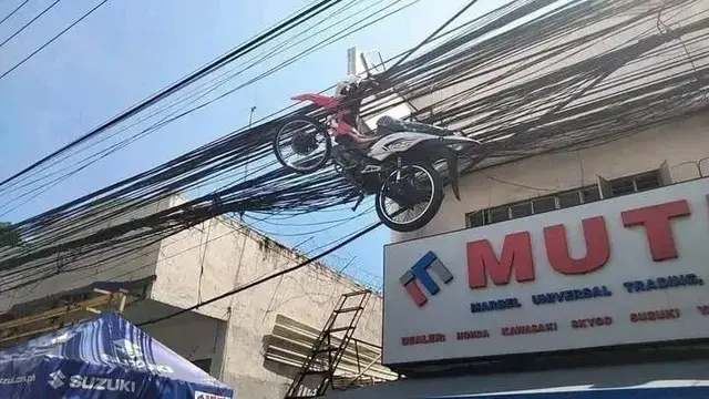 Sepeda Motor Nyangkut di Kabel Listrik