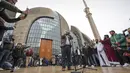 Muazin Mustafa Kader mengumandangkan Azan di Masjid Pusat Cologne di Cologne, Jerman, Jumat (14/10/2022). Panggilan Azan untuk pertama kali dikumandangkan dari salah satu masjid terbesar Jerman di Cologne pada Jumat - tetapi dengan volume terbatas. Ini adalah bagian dari proyek yang disepakati dengan pihak berwenang di kota yang memiliki salah satu komunitas Muslim terbesar di negara itu. (AP Photo/Martin Meissner)