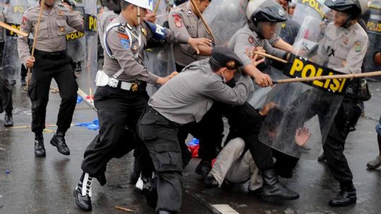 Bentrok demonstran vs polisi di DPR