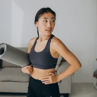 Gerakan dead bug tampak sederhana, karena terlihat hanya berbaring di atas matras saja. Namun, faktanya tubuhmu sedangn bekerja keras untuk menguatkan otot inti tubuh. [Dok/freepik.com/senivpetro]