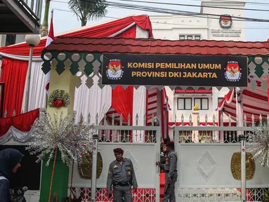 Sejumlah ornamen khas Betawi menghiasi kantor Komisi Pemilihan Umum (KPU) Provinsi Jakarta di Jalan Salemba, Jakarta, Selasa (27/8/2024). (Liputan6.com/Angga Yuniar)