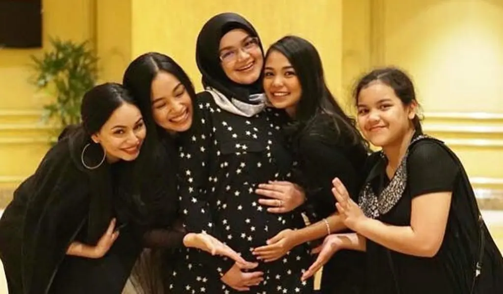 Siti Nurhaliza bersama menantu-menantunya [foto: instagram/ctdk]