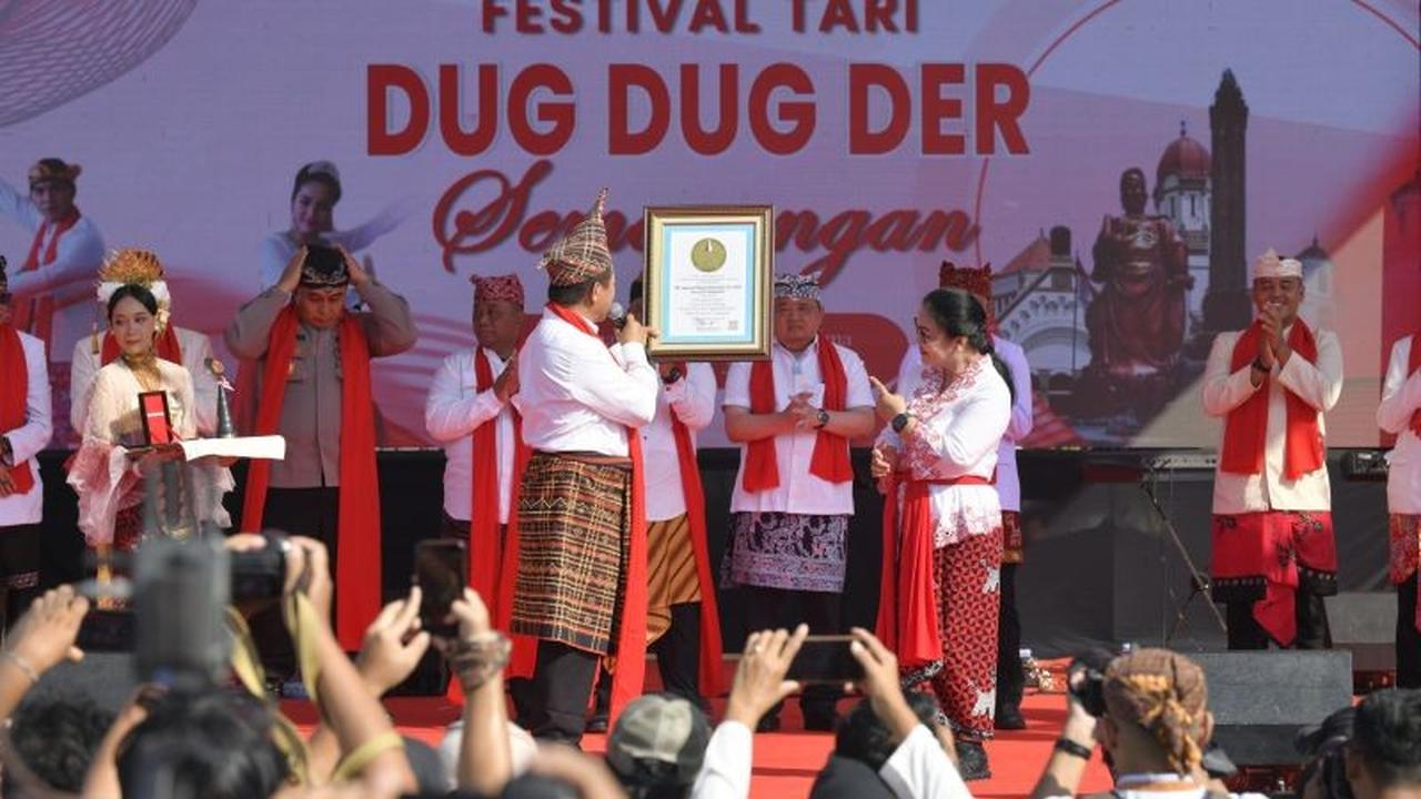 Ribuan Warga Semarang Pecahkan Rekor dengan Tari Dug Dug Der Semarangan Massal