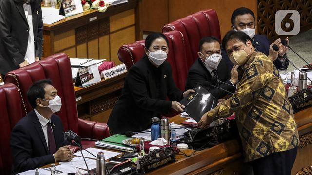 FOTO: Sejumlah Menteri Kabinet Indonesia Maju Hadiri Paripurna Pengesahan UU Ciptaker