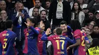 Pemain Barcelona merayakan gol pertama Robert Lewandowski saat menghadapi Real Madrid dalam laga jornada 11 La Liga Spanyol di Santiago Bernabeu, Minggu (27/10/2024) dini hari WIB. Barcelona menang telak 4-0 dalam kunjungan ke Bernabeu kali ini. (AP Photo/Bernat Armangue)