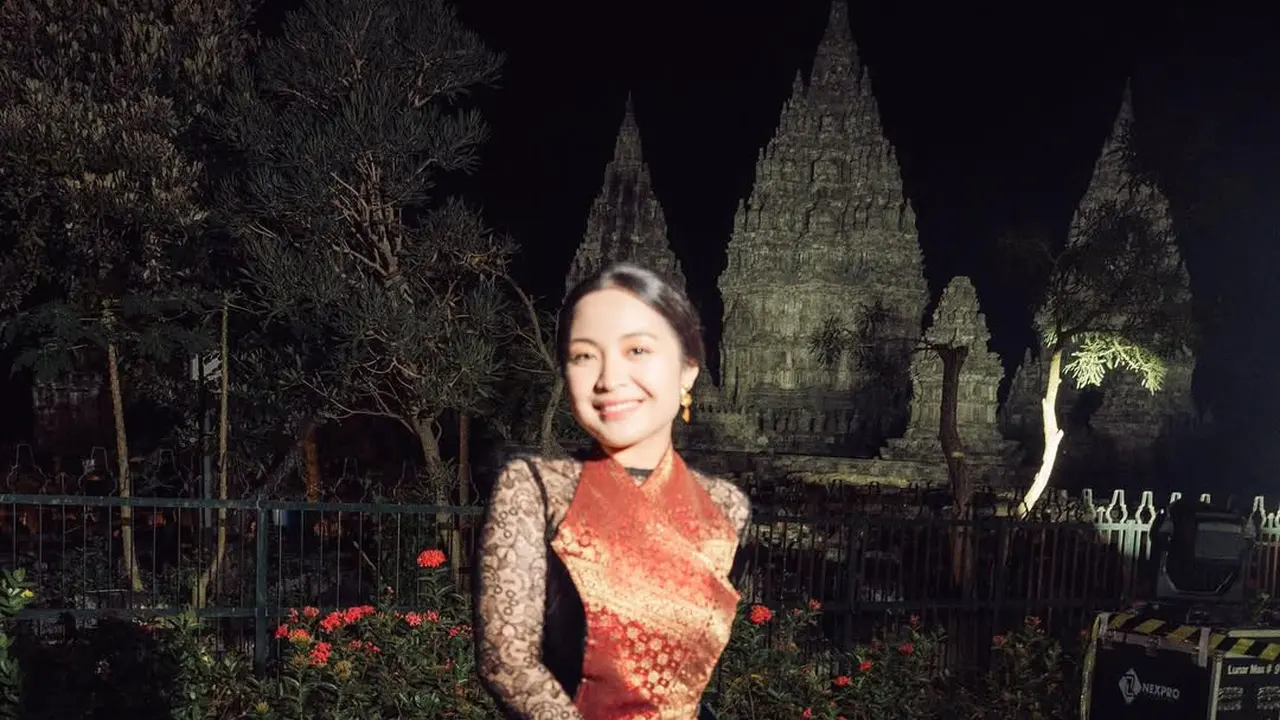 Debut di Prambanan Jazz, Bernadya Ribka Tampil Memukau dengan Kebaya Janggan Modifikasi