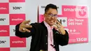 Deputy CEO Smartfren, Djoko Tata Ibrahim saat sesi foto disela-sela peluncuran kartu perdana 10N+ di Galeri Smartfren, Jakarta, Selasa (17/3/2020). Kartu 10N+ sangat efektif mendukung kegiatan belajar di rumah sebagai antisipasi merebaknya wabah covid-19. (Liputan6.com/Fery Pradolo)