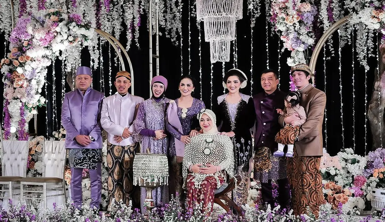 Keluarga inti Aurel Hermansyah dan Atta Halilintar tampak menghadiri acara Mitoni ini dalam busana serba ungu. [Foto: Instagram/attahalilintar]