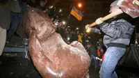 Patung Lenin ditumbangkan di Ukraina (Reuters)