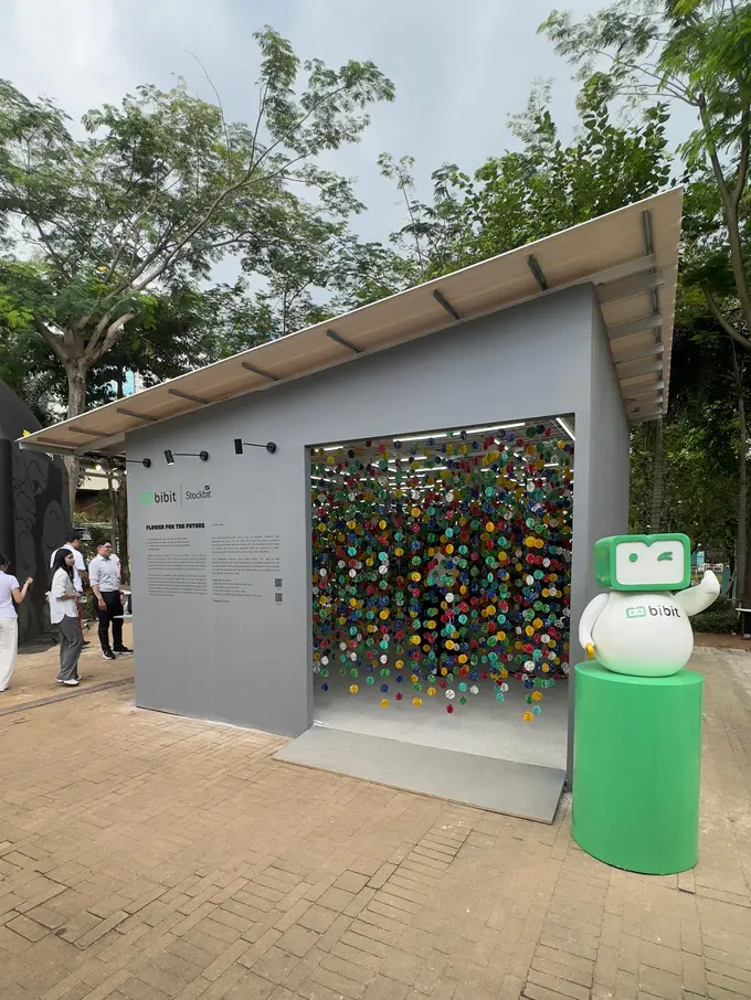 Melihat Harapan di Masa Depan Lewat Instalasi Seni Flower for the Future Karya Abenk Alter