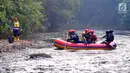 Sukarelawan memunguti sampah di aliran sungai saat kegiatan Bebersih Ciliwung di Yayasan Bambu Indonesia, Cibinong, Bogor, Jawa Barat, Minggu (23/6/2019). Selain Kementerian Lingkungan Hidup dan Kehutanan, kegiatan ini diikuti berbagai unsur seperti komunitas dan Pramuka. (merdeka.com/Arie Basuki)